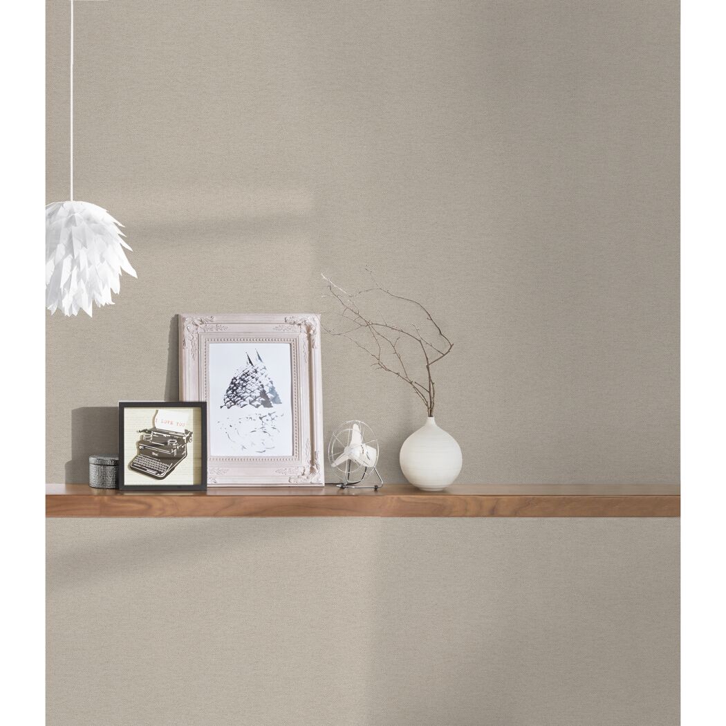 Beige Vliestapete an der Wand