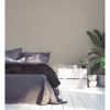 Modernes Schlafzimmer mit grauer Wand und Holzfußboden