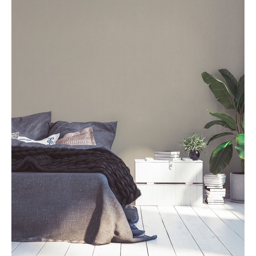 Modernes Schlafzimmer mit grauer Wand und Holzfußboden