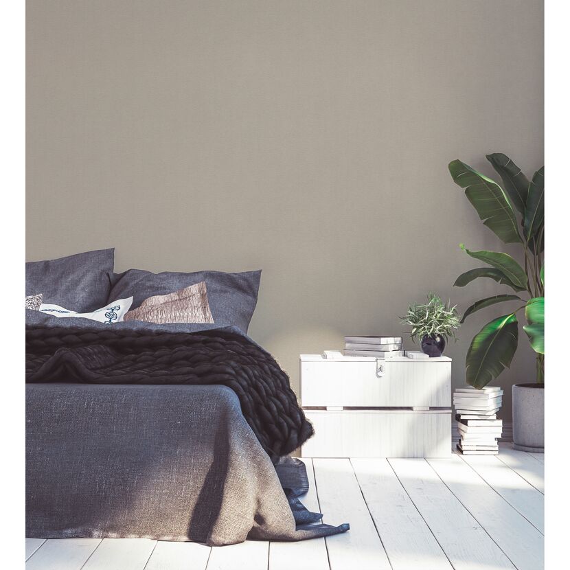 Modernes Schlafzimmer mit grauer Wand und Holzfußboden