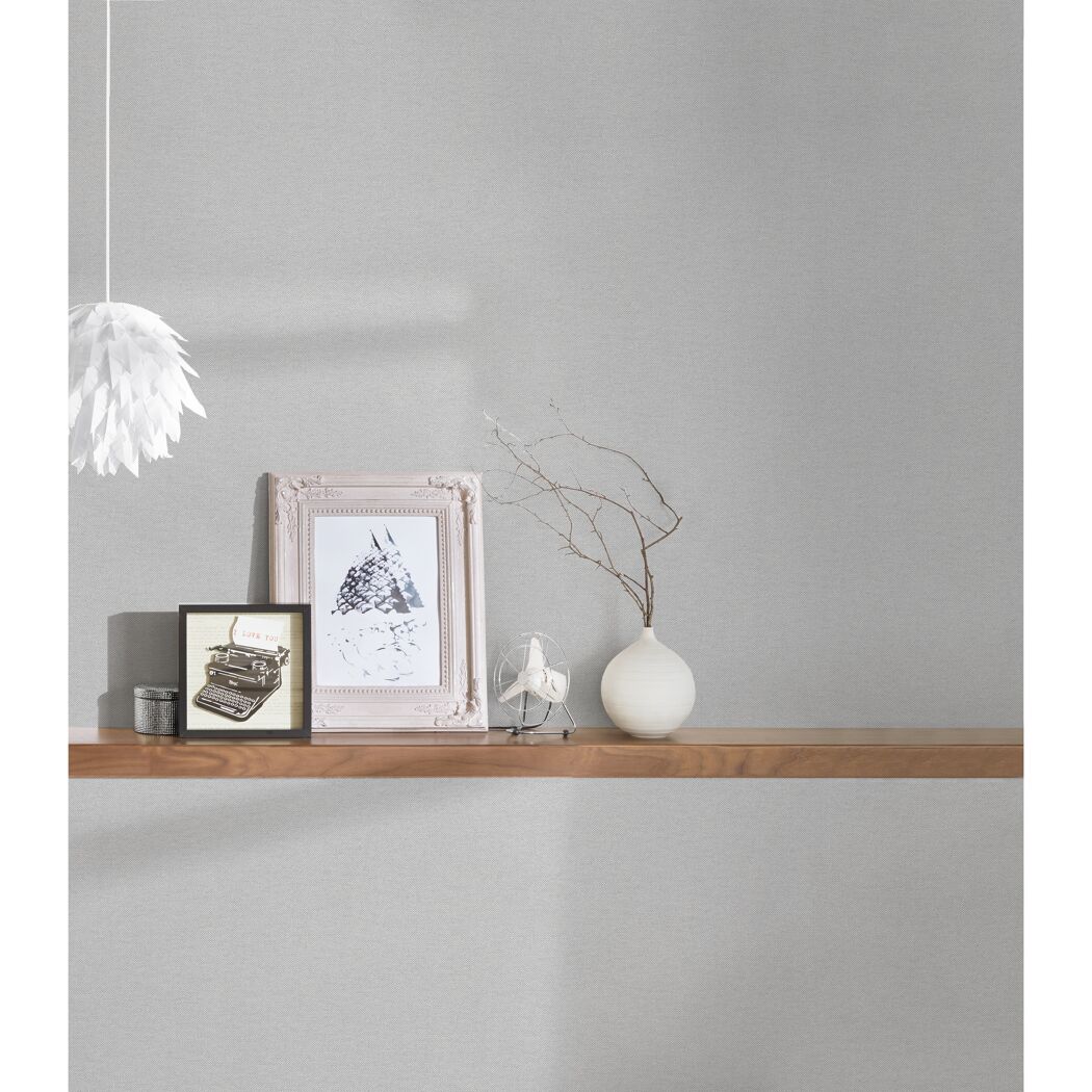 Hellgraue Vliestapete an der Wand