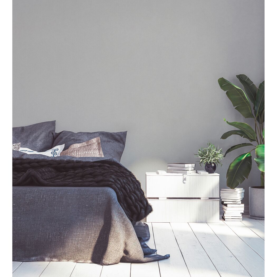 Modernes Schlafzimmer mit grauer Wand