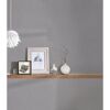 Graue Vliestapete an der Wand