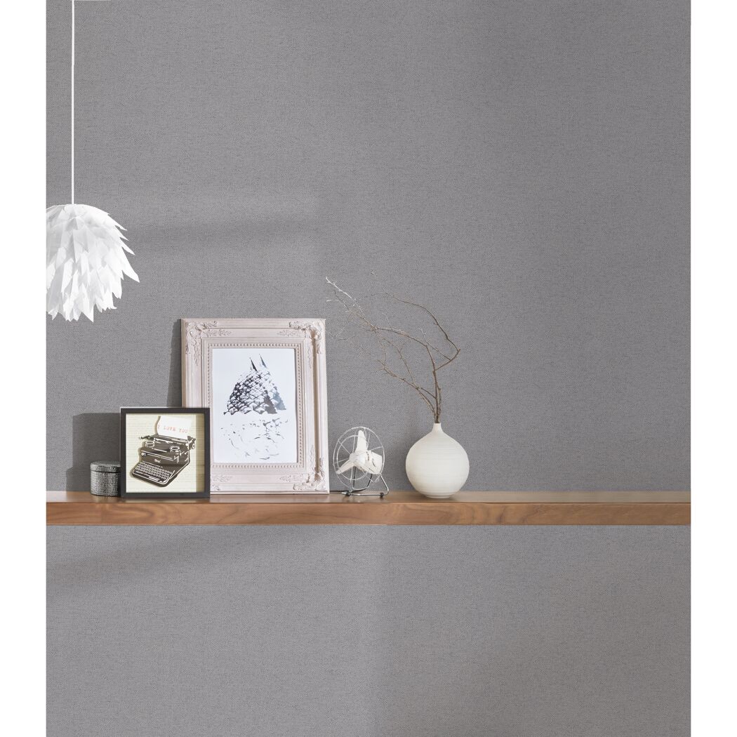 Graue Vliestapete an der Wand