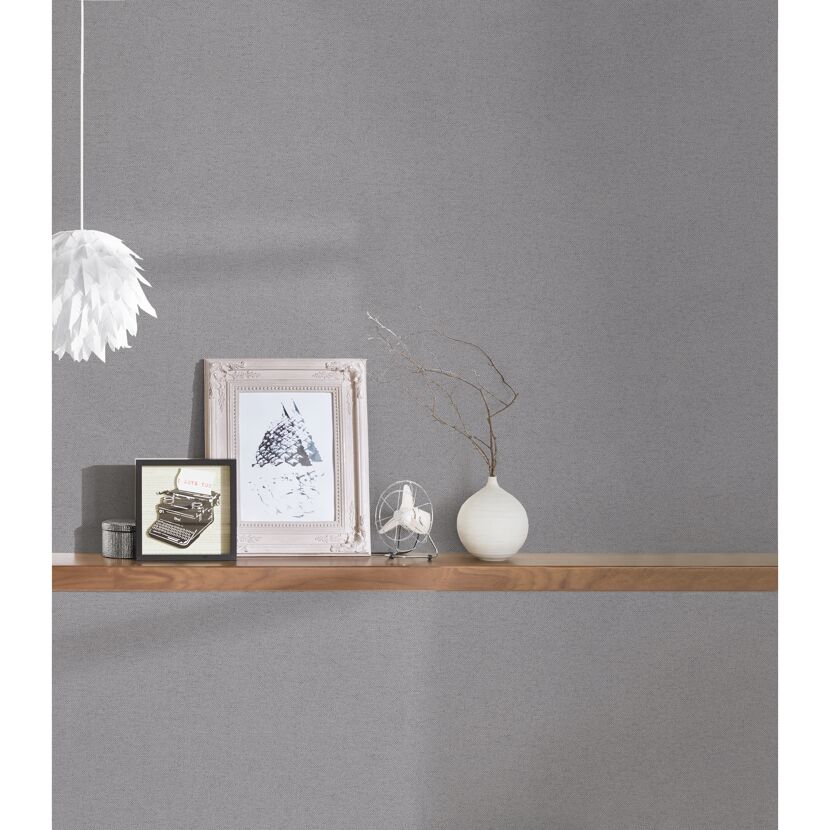 Graue Vliestapete an der Wand