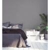 Modernes Schlafzimmer mit grauer Wand