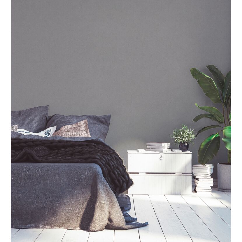 Modernes Schlafzimmer mit grauer Wand