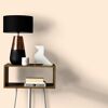 Tisch mit Lampe, Deko und Büchern