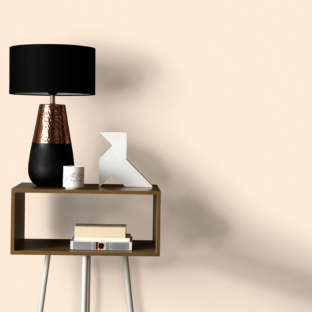 Tisch mit Lampe, Deko und Büchern