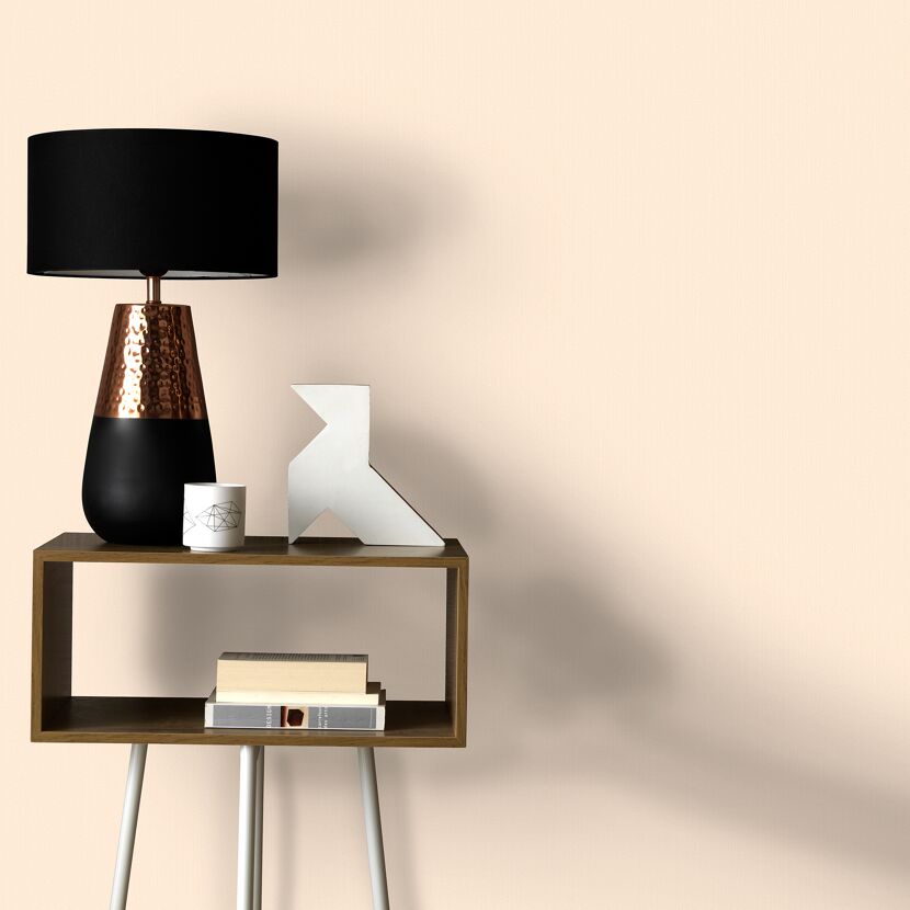 Tisch mit Lampe, Deko und Büchern
