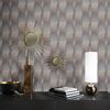 Vliestapete mit grafischem Würfelmuster in Gold und Silber