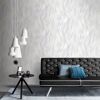 Wohnzimmer mit hellgrauer Vliestapete und schwarzem Sofa