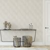 Beige Vliestapete mit grafischem Muster an der Wand