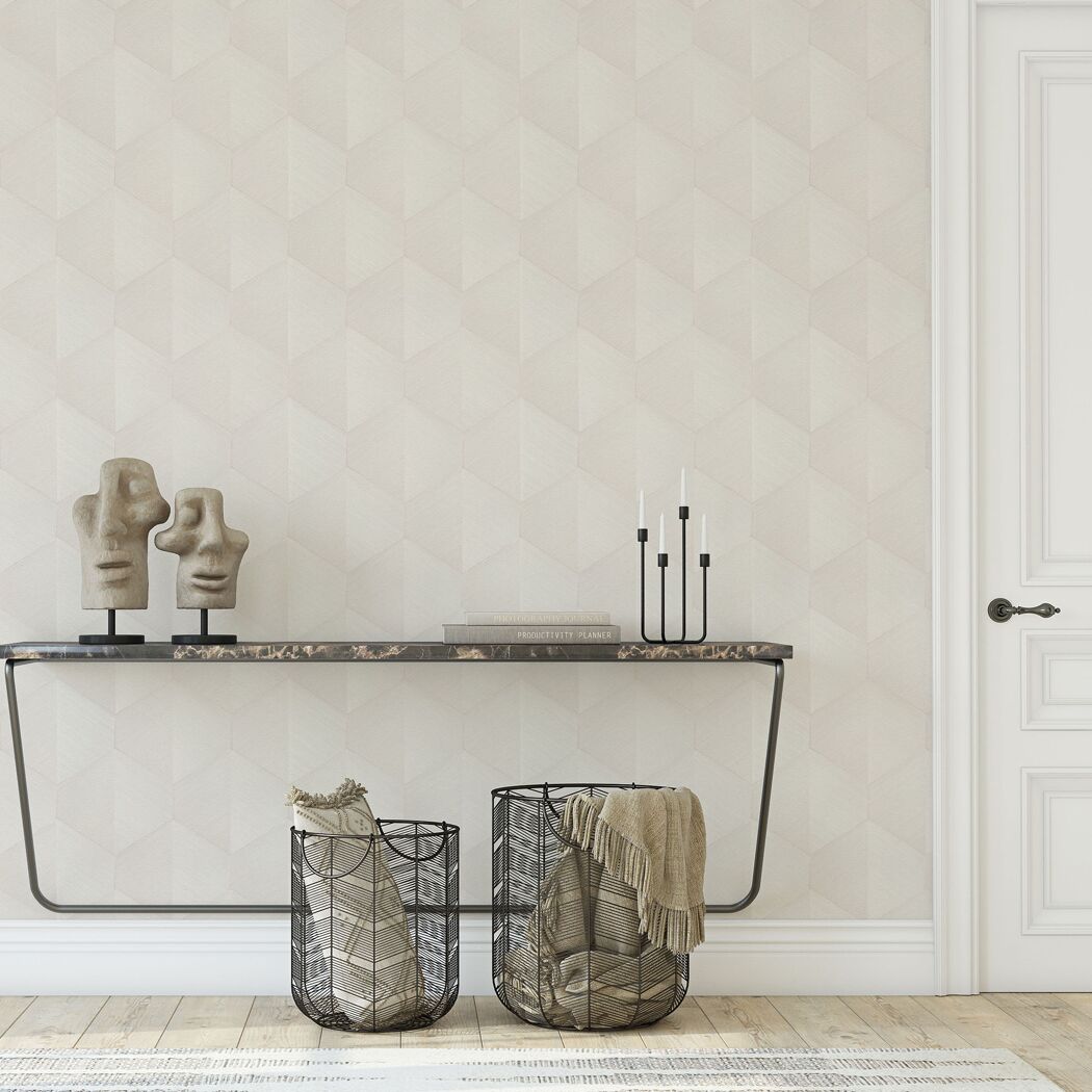 Beige Vliestapete mit grafischem Muster an der Wand