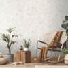 Wohnzimmer mit ecrufarbener Vliestapete mit floralem Muster