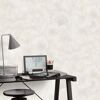 Blumenmuster auf einer Tapete im Hintergrund eines Arbeitsbereichs