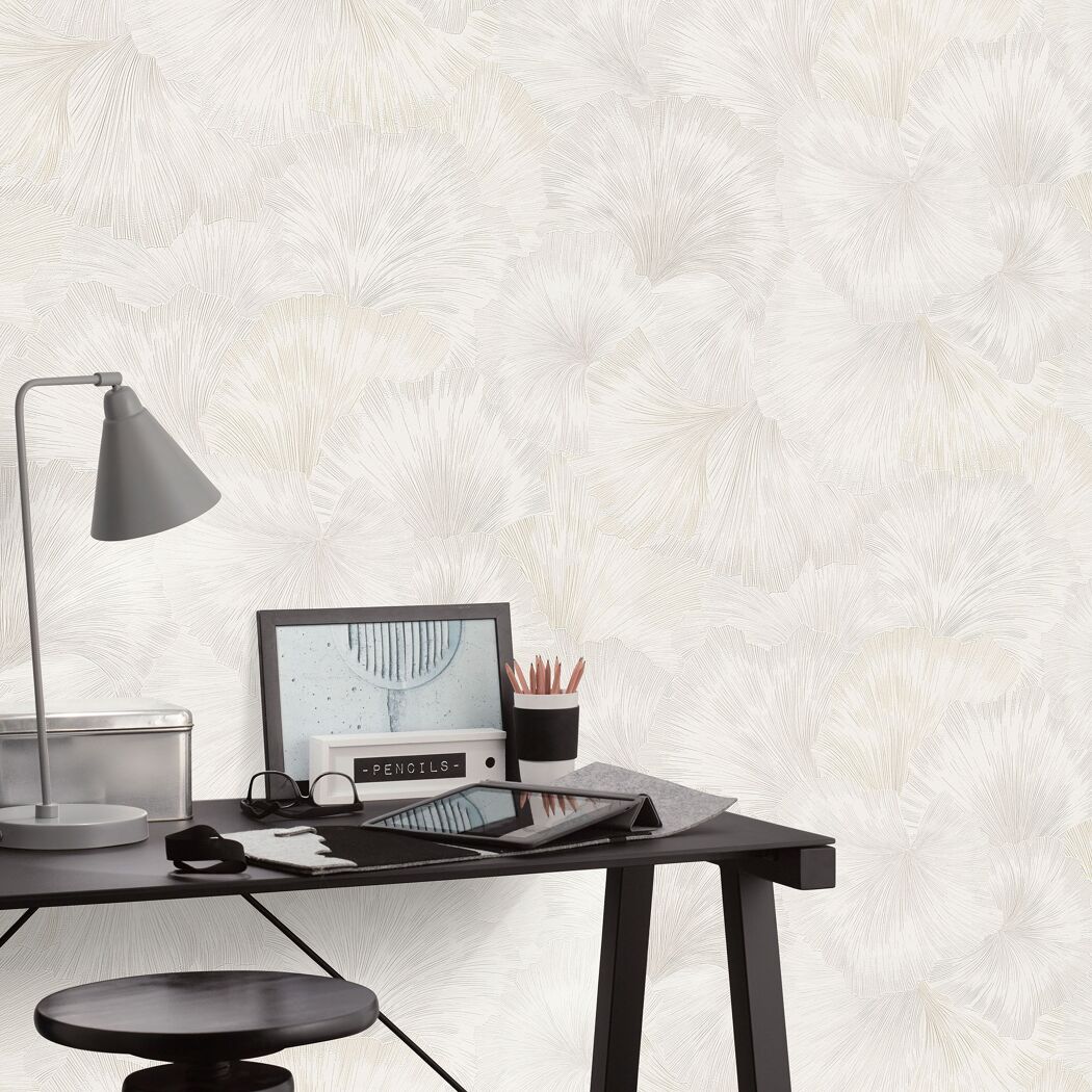 Blumenmuster auf einer Tapete im Hintergrund eines Arbeitsbereichs