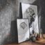 Bilderrahmen, Kerze, Uhr und Vase auf Sideboard