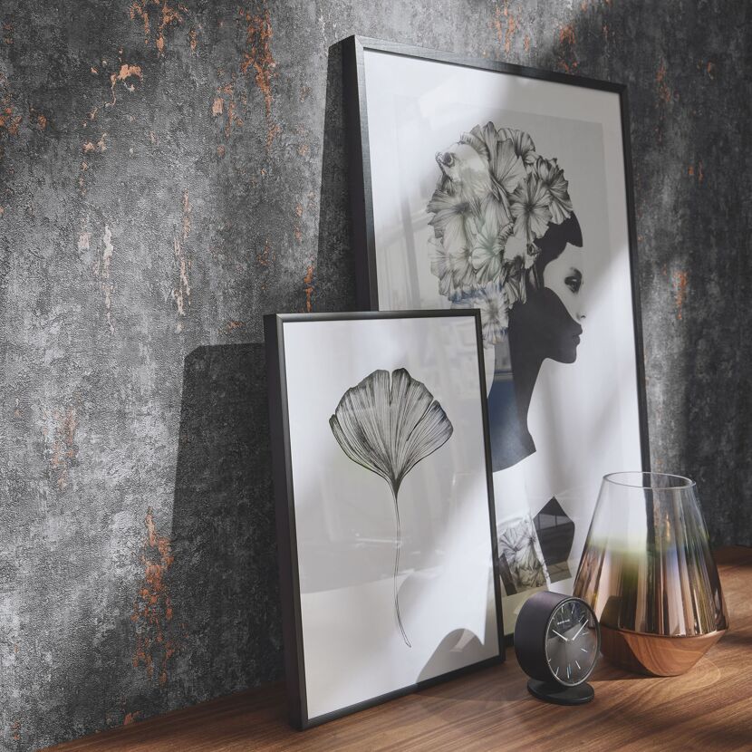 Bilderrahmen, Kerze, Uhr und Vase auf Sideboard