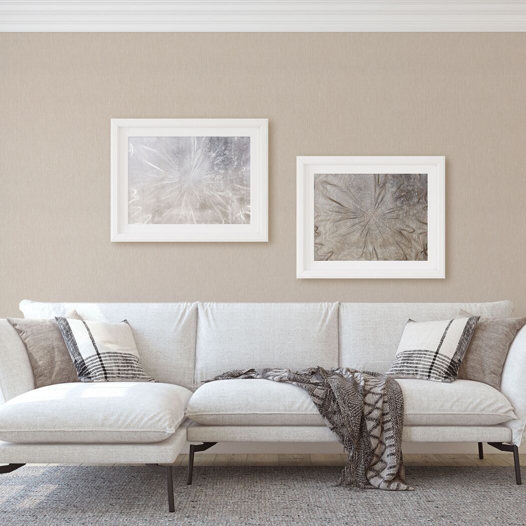 Beiges Wohnzimmer mit weißem Sofa und zwei Bildern