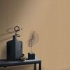 Goldene Vliestapete an der Wand