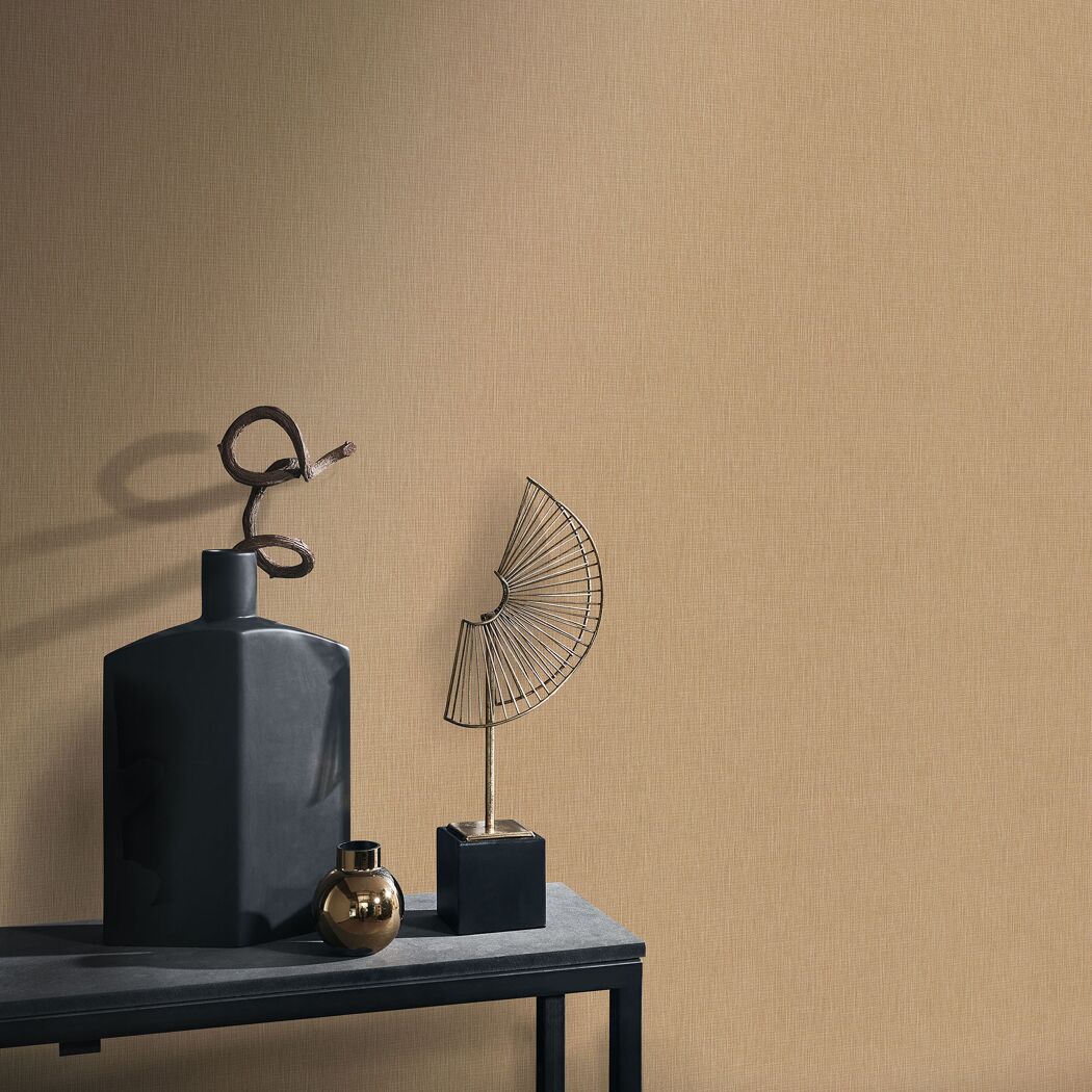 Goldene Vliestapete an der Wand