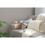 Gemütliches Sofa mit Kissen und Decke