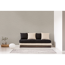 Sofa vor beigefarbener Wand