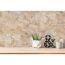 Tischplatte aus Holz vor Steinwand