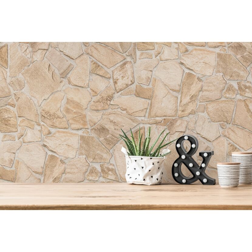 Tischplatte aus Holz vor Steinwand