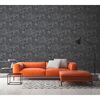 Orangefarbenes Sofa vor grauer Steinwand