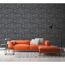 Orangefarbenes Sofa vor grauer Steinwand