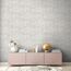Helle Vliestapete mit Steinmuster an der Wand