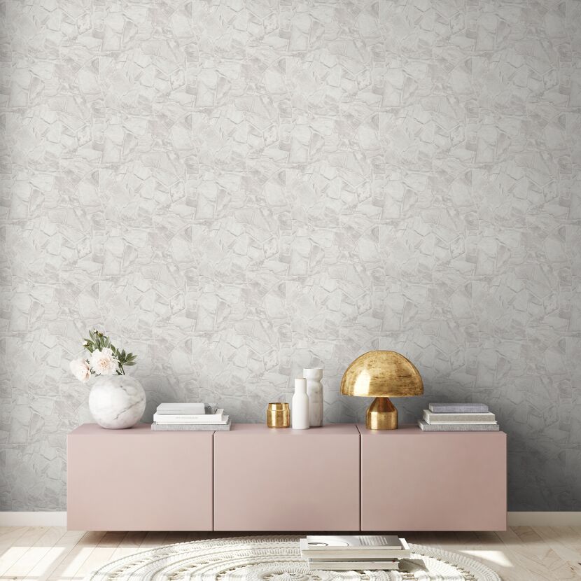 Helle Vliestapete mit Steinmuster an der Wand