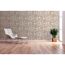 Sessel und Hocker vor Steinwand