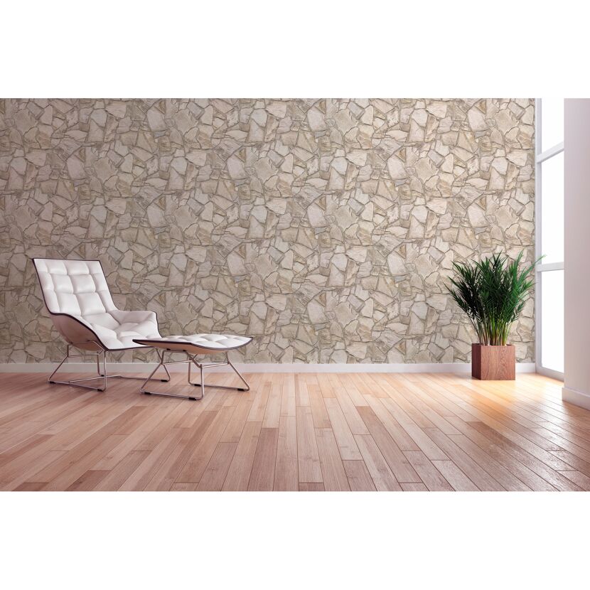 Sessel und Hocker vor Steinwand