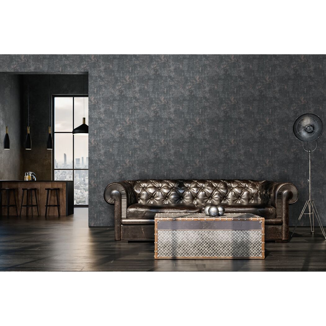 Wohnzimmer mit dunkler Tapete und Ledersofa