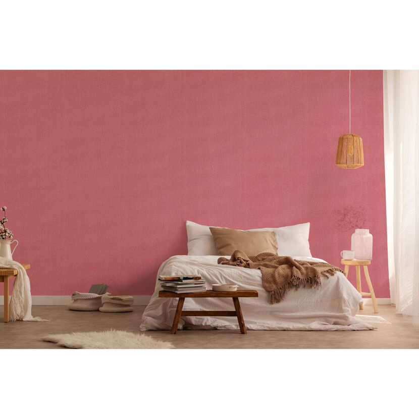Schlafzimmer mit rosafarbener Vliestapete