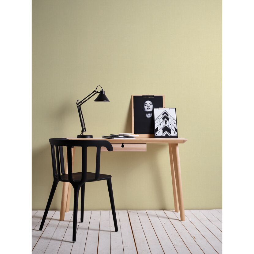Schreibtisch mit Schreibtischlampe an Wand