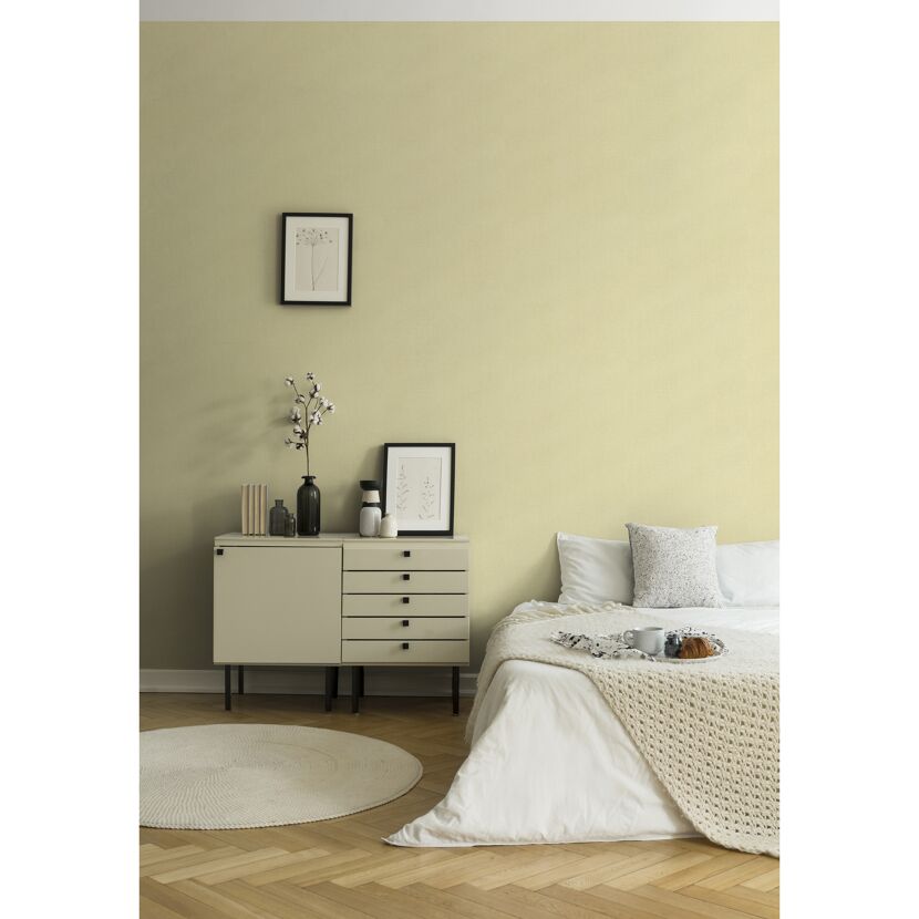 Schlafzimmer mit gelber Vliestapete