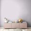 Sideboard mit Deko vor fliederfarbener Wand