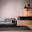 Graues Sofa mit Decke und Kamin