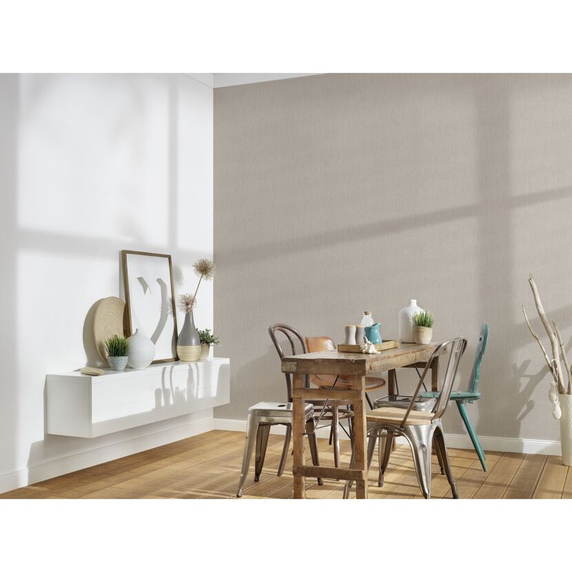 Beige Vliestapete in einem Esszimmer