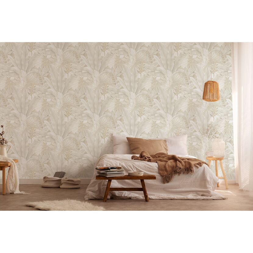 Schlafzimmer mit beigefarbener Tapete mit Palmblattmotiv