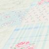 Blaue Tapete mit Blumenmuster im Patchworkstil