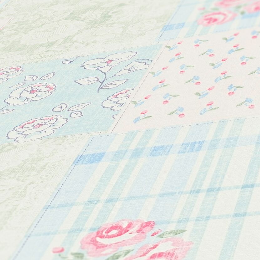 Blaue Tapete mit Blumenmuster im Patchworkstil