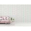 Rosa Sofa vor Tapete mit Blumenmuster
