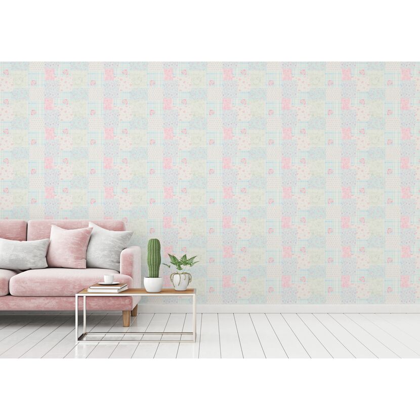Rosa Sofa vor Tapete mit Blumenmuster