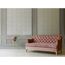 Rosa Sofa vor gemusterter Tapete