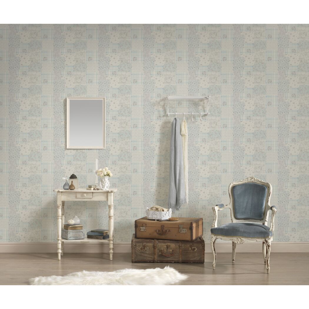 Zimmer mit blau-weißer Ornament-Tapete